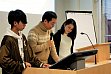Professor Daikoku (Mitte) und zwei Studierende der Fukushima-Universitt