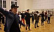Hip-Hop-Trainer Thomas Hkelmann (links) tanzt vor.