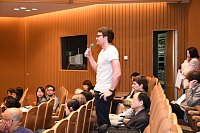 Rege Beteilung an der Fragerunde nach dem Vortrag der Bundesbildungsministerin am Mita Campus der Keio Universität